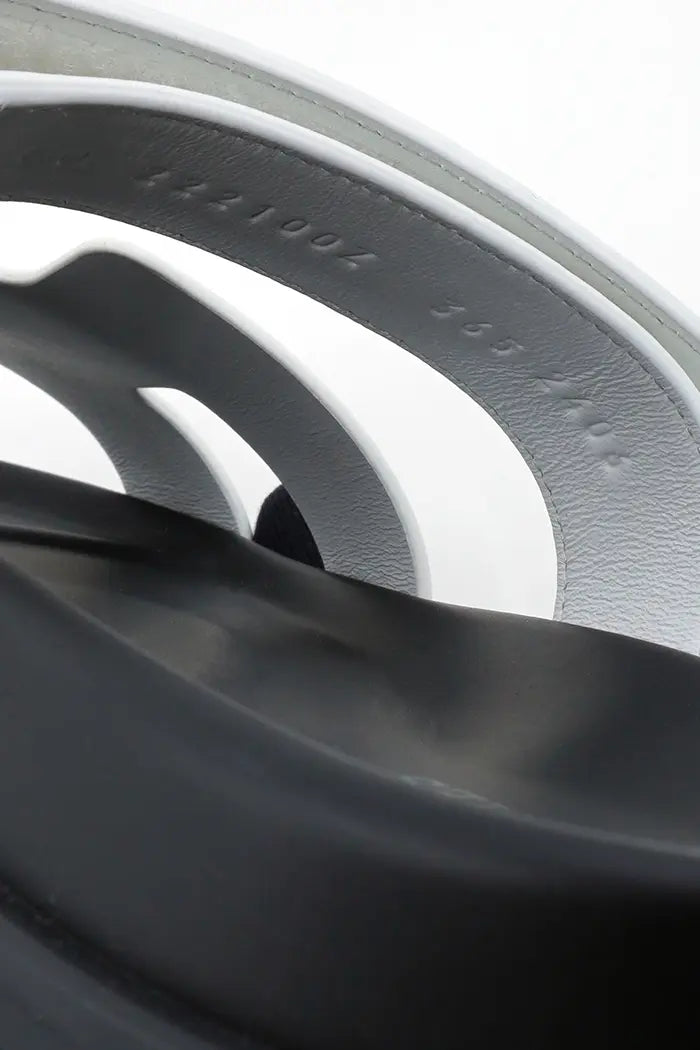 Serial number. Hermes Chypre sandal in white leather. Second hand.