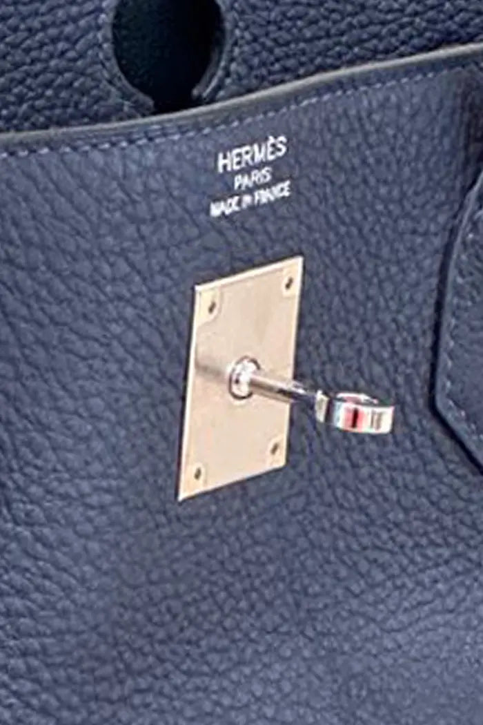 Hermès Birkin 40 Officer edición limitada en piel Bleu Nuit, en muy buen estado. Zoom en el cierre.