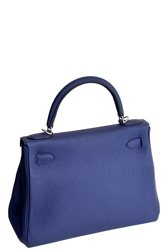 Hermès Kelly 28 Second Hand aus tintenblauem Togo-Leder mit Palladium-Beschlägen, Rückenansicht.