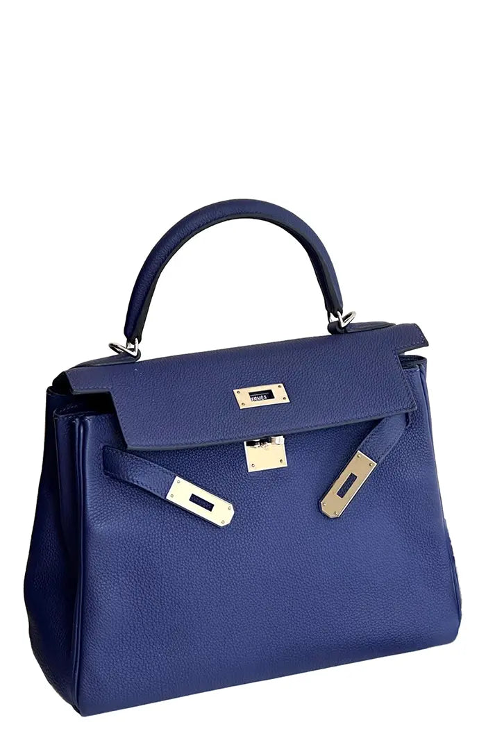 Hermès Kelly 28 aus zweiter Hand in Togo Blue Ink Leder mit Palladium Abschlüssen, authentifiziert und in sehr gutem Zustand.