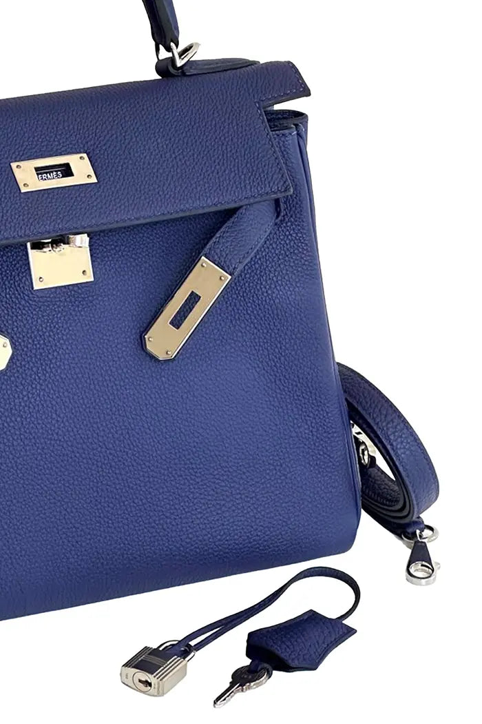 Hermès Kelly 28 aus zweiter Hand Togo Blue Ink Leder mit Zubehör. Preloved.