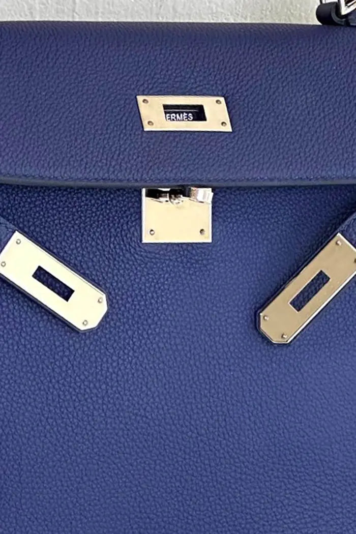 Hermès Kelly 28 Second Hand aus Togo-Leder in Ink Blue mit Palladium-Beschlägen, Zoom auf den Verschluss.