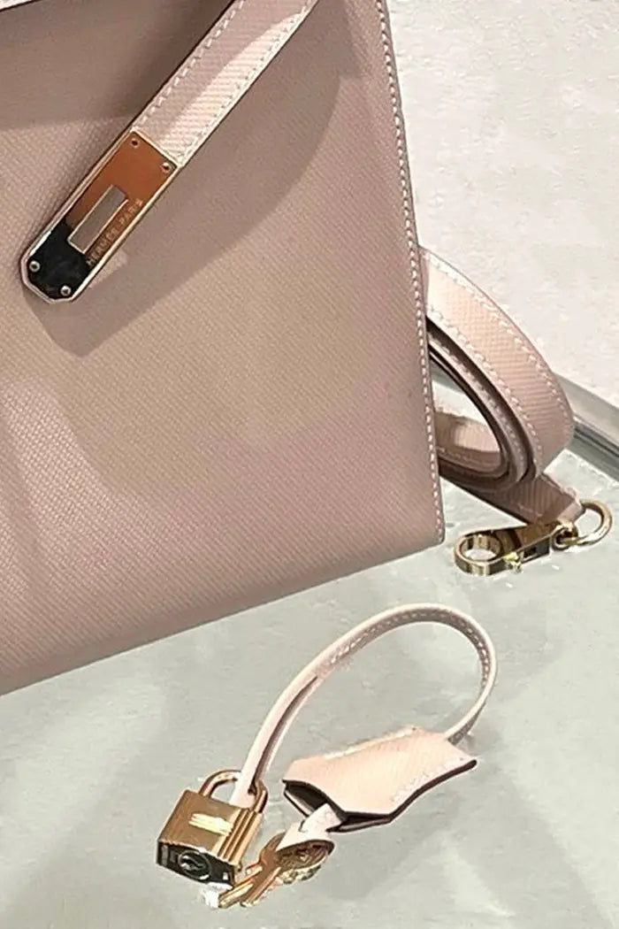 Clochette, keys and padlock for the Hermès Kelly 32 second-hand bag in Gris Perle leather with Permabrass metal trim.