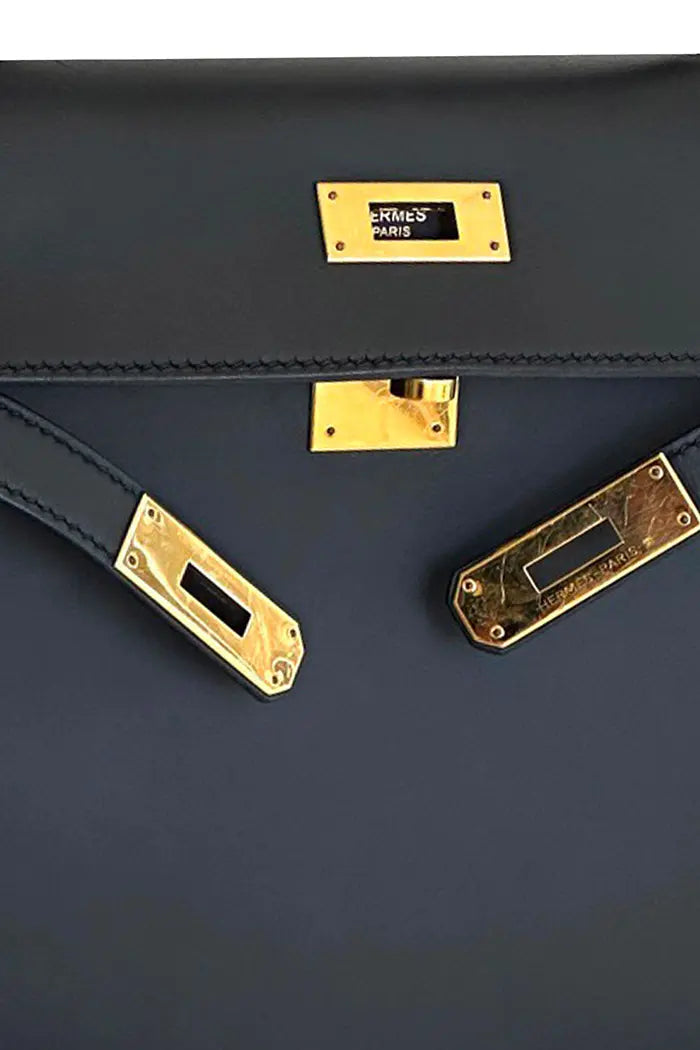 Hermès Kelly en cuero negro, zoom en el cierre, preamueblado.