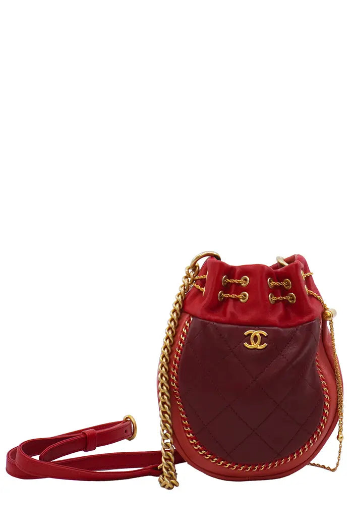 Sac Chanel Seau preloved en cuir d’agneau matelassé rouge, avec sa bandoulière, en très bon état