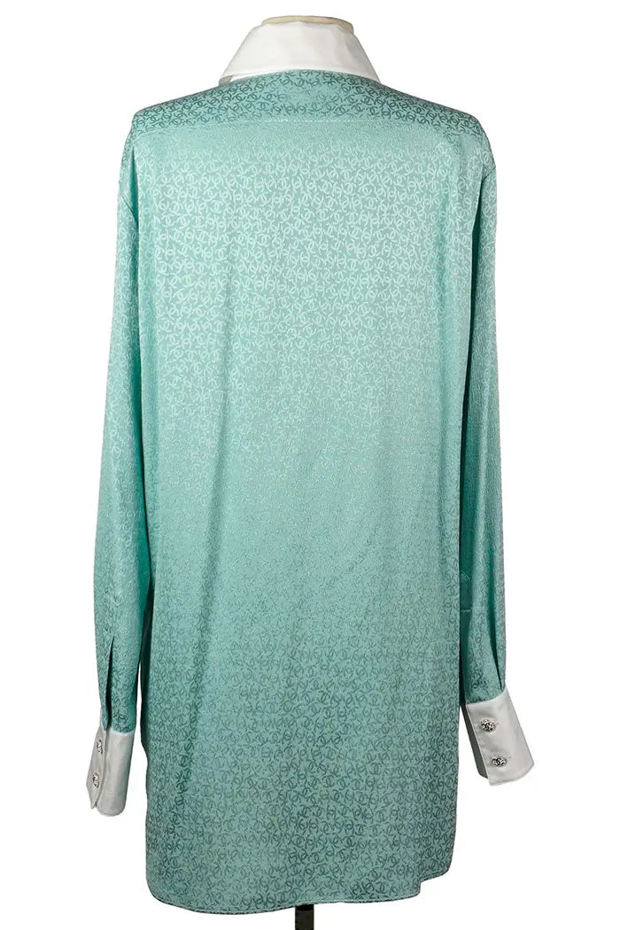 Vue arrière de la tunique Chanel en soie turquoise preloved, coupe droite.