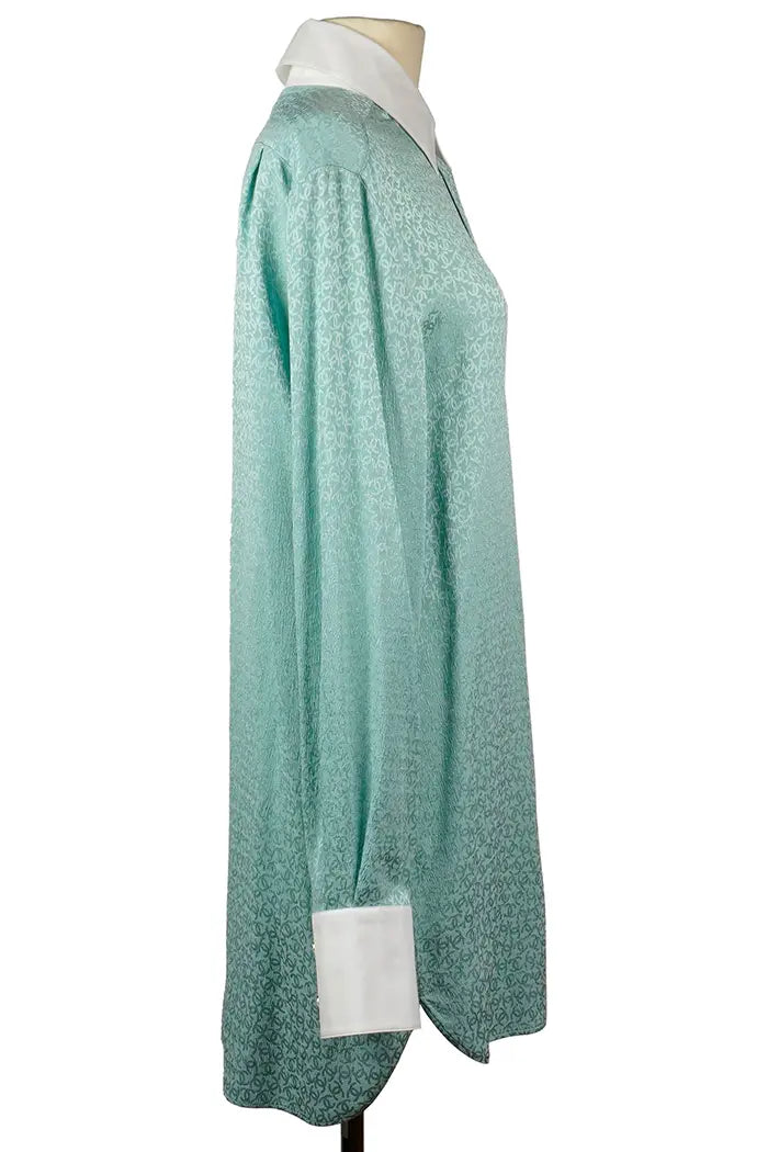 Look porté avec tunique Chanel turquoise en soie, chic et raffiné.