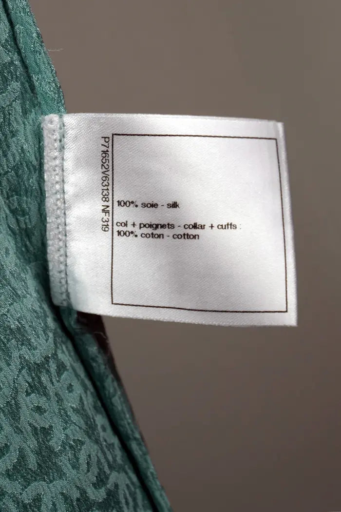 La soie turquoise à imprimé CC de la tunique Chanel preloved est à 100% soie