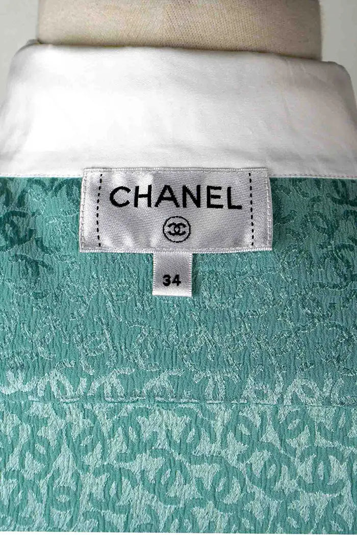 Zoom sur l'étiquette de cette tunique Chanel en soie, taille 34FR