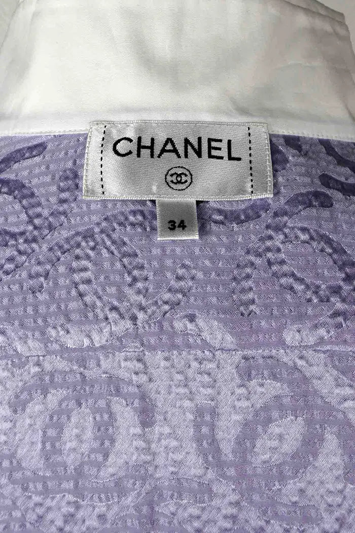 Preloved Tunika aus Seide - Fokus auf das Chanel