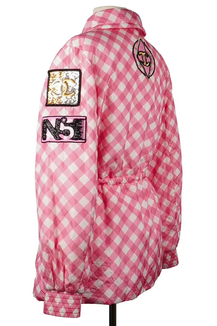 Vue de profil – Sur-chemise Chanel preloved style veste, patchs à paillettes et motif vichy rose, taille 38fr