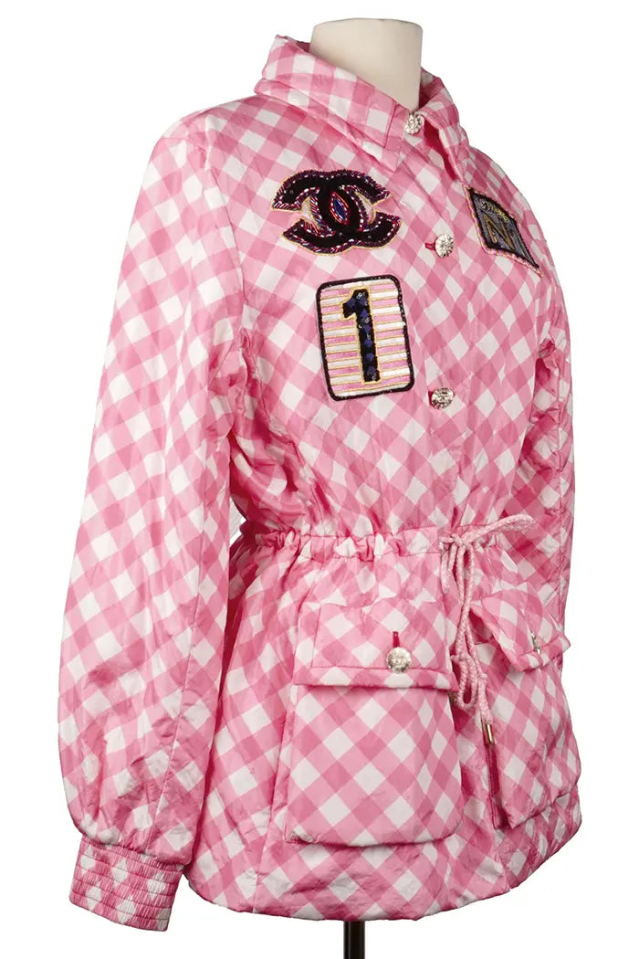 Veste-parka Chanel preloved en soie vichy rose, fermeture à boutons, patchs brillants, fabrication italienne