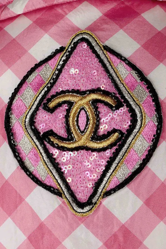 Sur-chemise Chanel preloved en 100 % soie, coupe coulissée, zoom sur le logo au dos