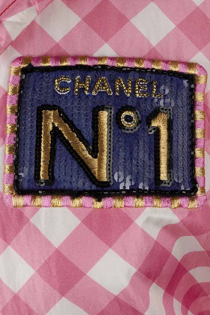 Détail des patchs – Chanel sur-chemise 2023, manches et buste ornés de paillettes