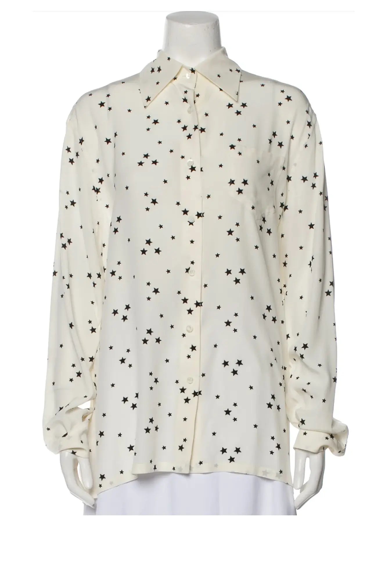 Chemisier Prada en soie imprimée, collection Printemps/Été 2021, vue de face sur mannequin, col structuré et fermeture boutonnée pour un look minimaliste et raffiné.