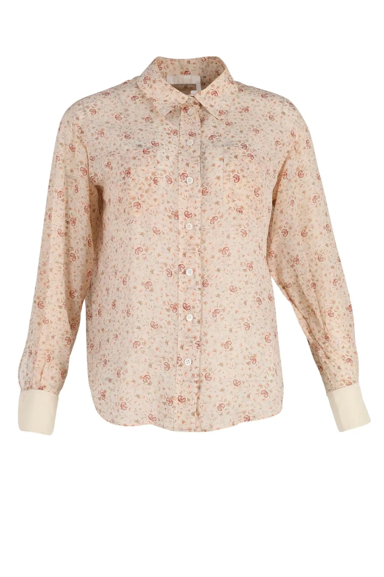 Blouse Chloé en soie crème imprimée de micro-fleurs, col pointu et coupe fluide, vue de face sur mannequin avec fermeture boutonnée discrète.