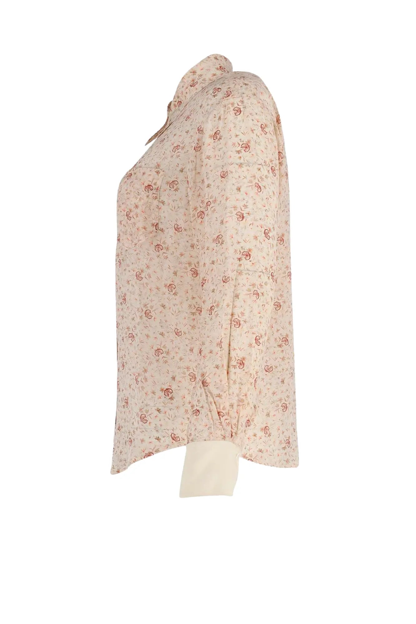 Profil gauche de la blouse Chloé sur mannequin, tombé naturel avec ourlet liquette, manches longues et col pointu élégant.