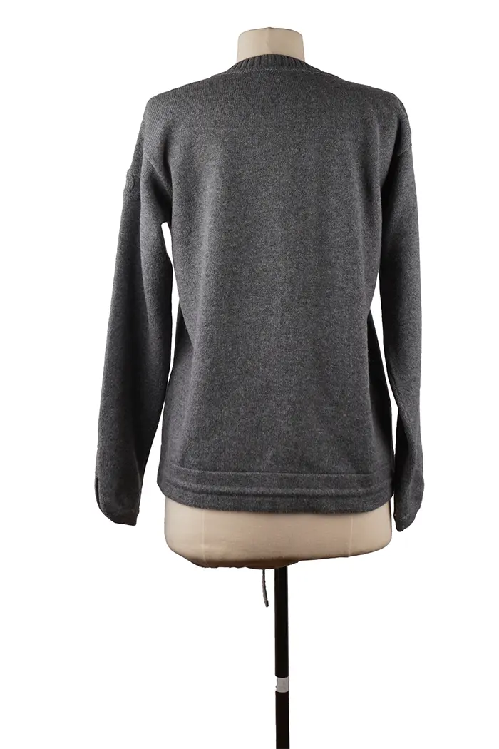 Back of the Chanel cashmere zip-up sweater, simple and refined cut, iconic and comfortable piece for an elegant and relaxed style.