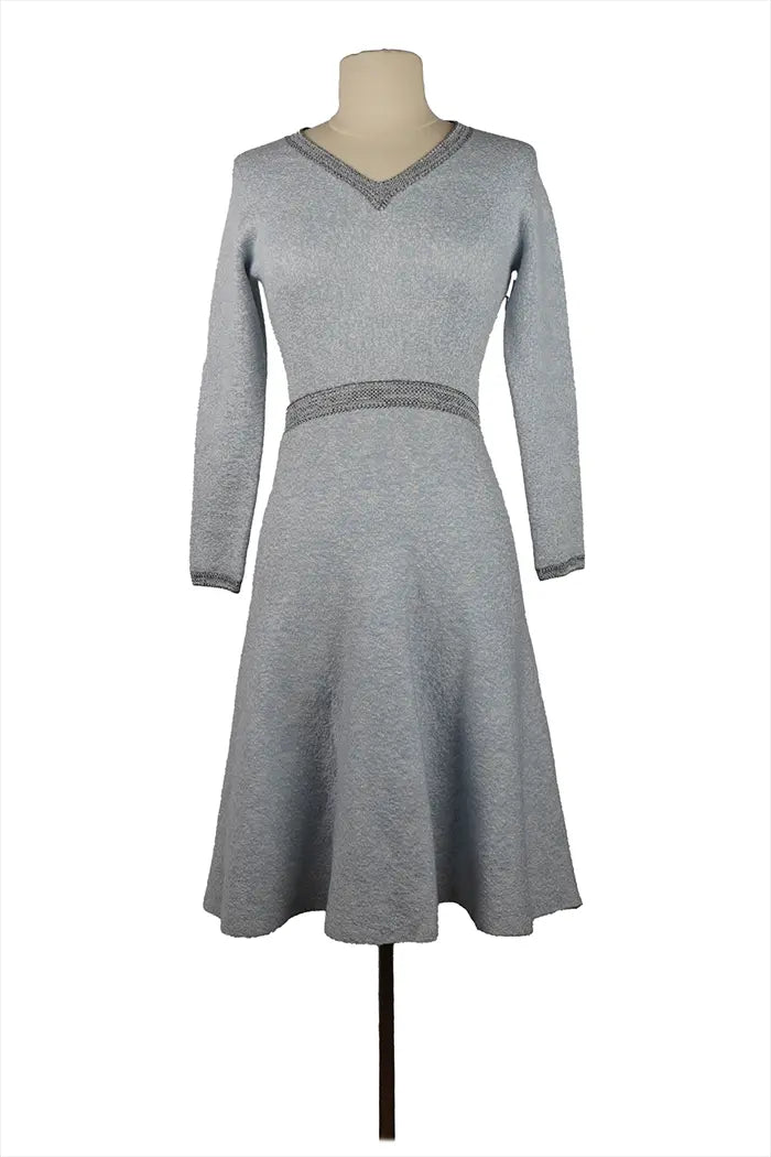 Dior mini-dress in flowing blue-gray viscose on mannequin, long sleeves, discreet neckline and above-the-knee cut, size 36FR.