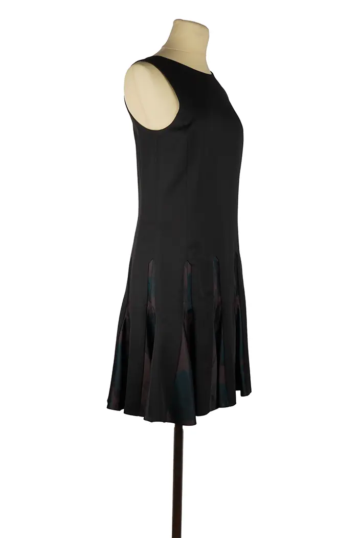 Vue latérale droite de la robe Dior sur mannequin, montrant le contraste de la jupe imprimée brun et vert.