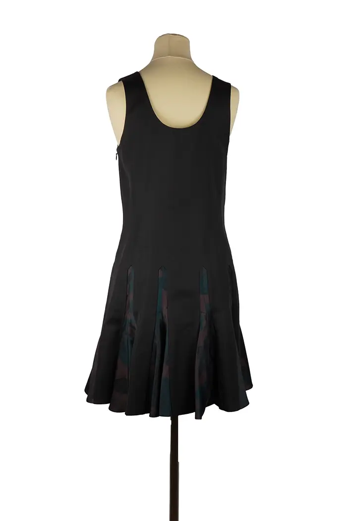 Dos de la robe courte Dior sur mannequin, silhouette structurée et fluide à la fois, parfaite pour une réception chic ou un dîner formel.