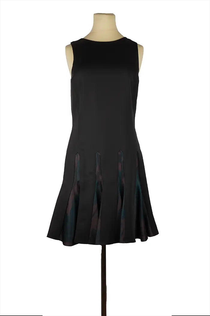 Christian Dior short dress in wool and satin silk on mannequin, structured black top and refined printed skirt, ideal for an elegant evening look.