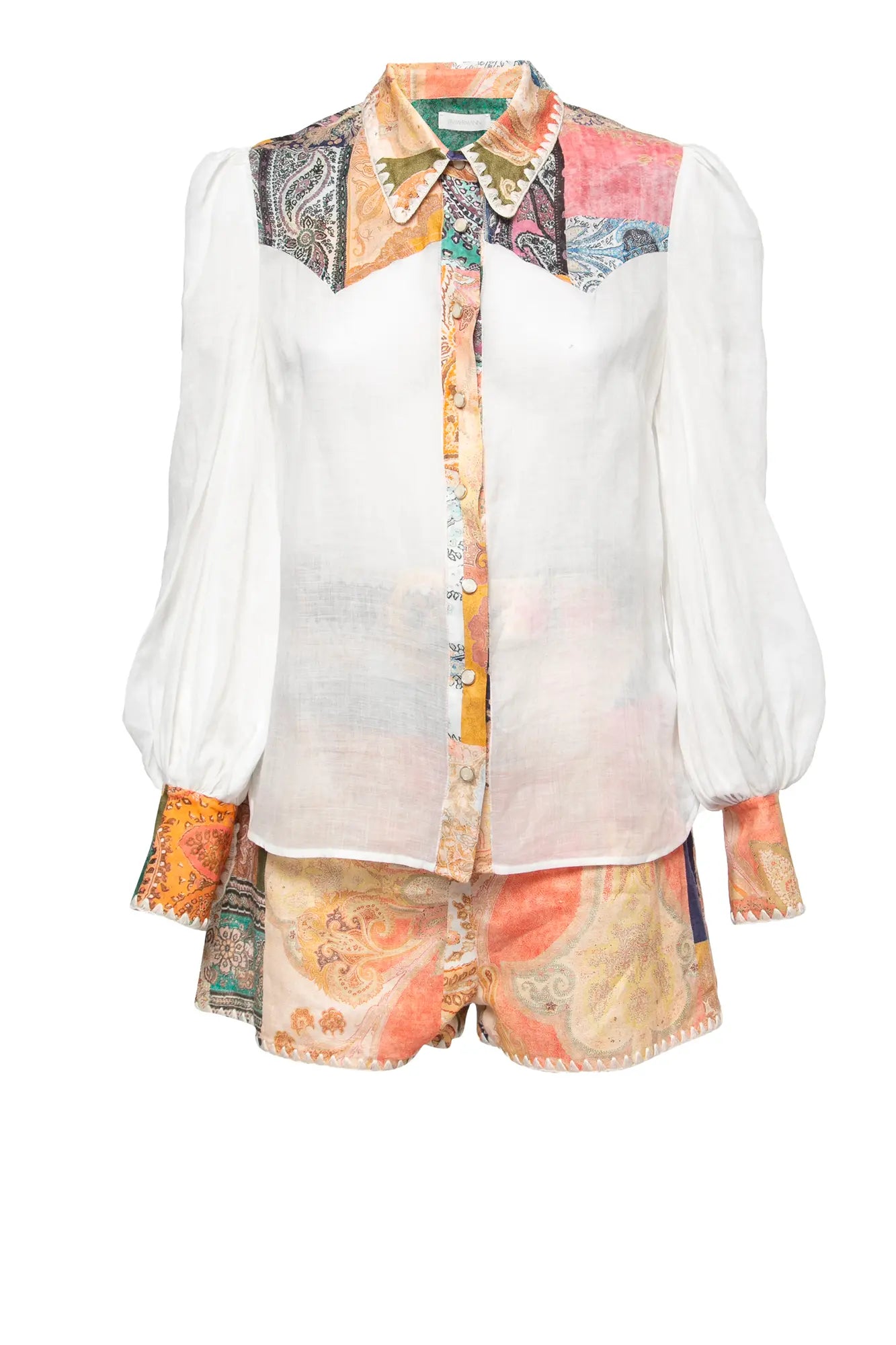 Look Zimmermann Anneke : ensemble en ramie blanche avec chemisier à manches bouffantes et short assorti, détails imprimés et crochet.