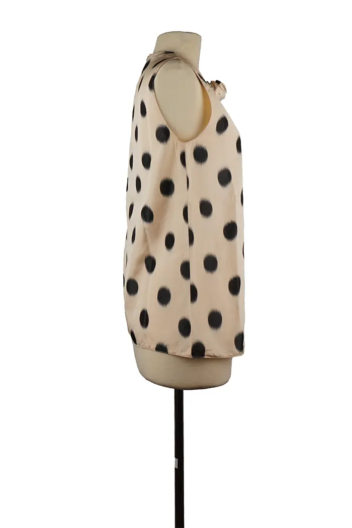 Profil du top Prada sans manches – tissu en soie fluide à pois, détail fleur décorative sur le col, silhouette élégante, taille 38IT