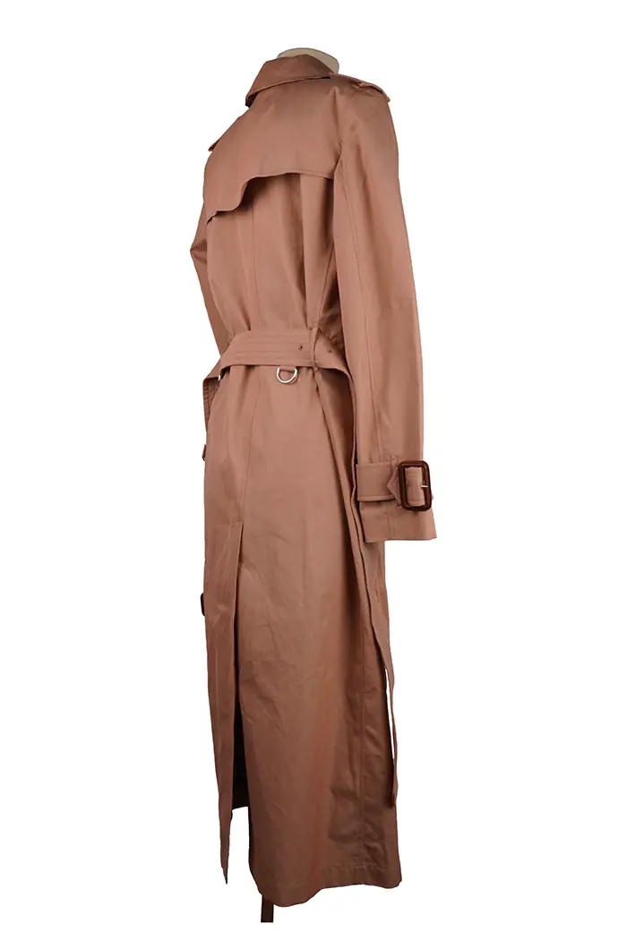 Vue 3/4 dos du trench Burberry Waterloo – coupe ceinturée et tombé élégant, doublure check visible sous le col