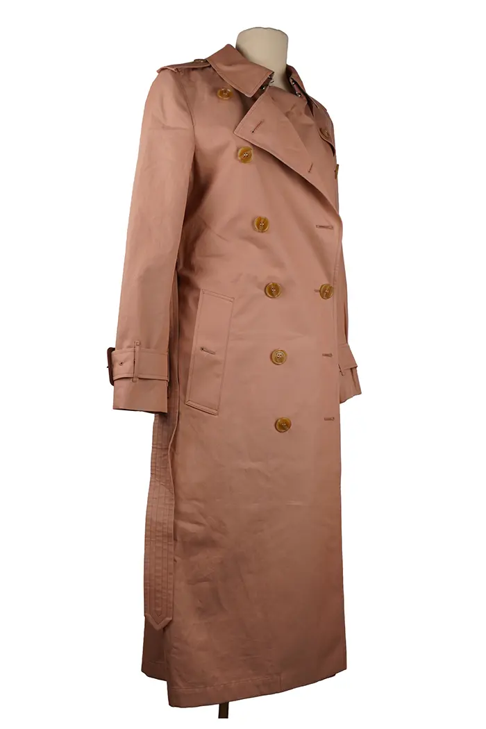 Vue 3/4 face du trench Burberry Waterloo – allure intemporelle, trench beige rosé en gabardine avec finitions signature Burberry