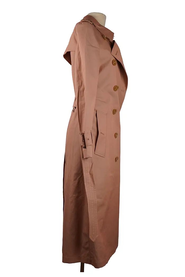 Profil droit du trench Burberry Waterloo – silhouette fluide et détails structurés, trench long en gabardine