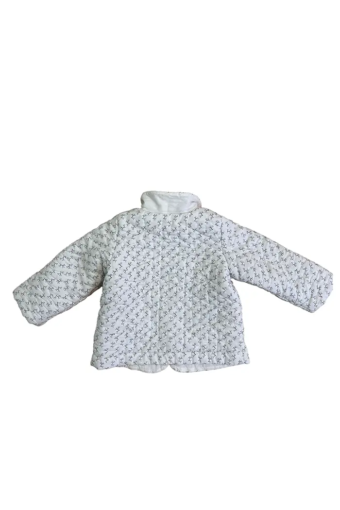 Veste Bonpoint matelassée vue de dos, imprimé floral discret sur fond blanc cassé, taille 2 ans.