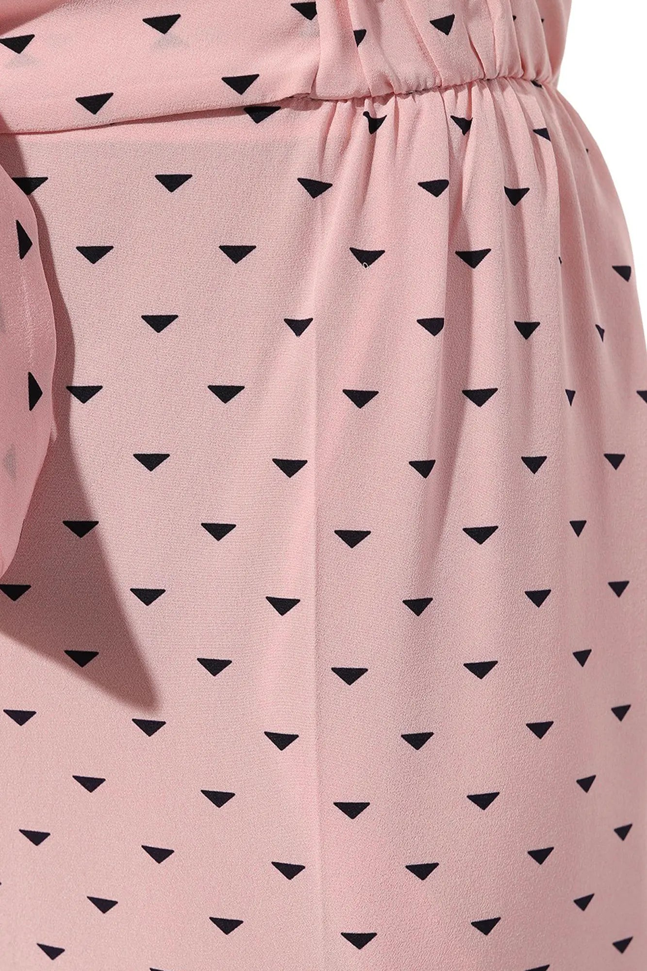 Detail sur la qualité de la soie italienne de Prada pour ce pantalon en soie rose. Sélectionné par Reench