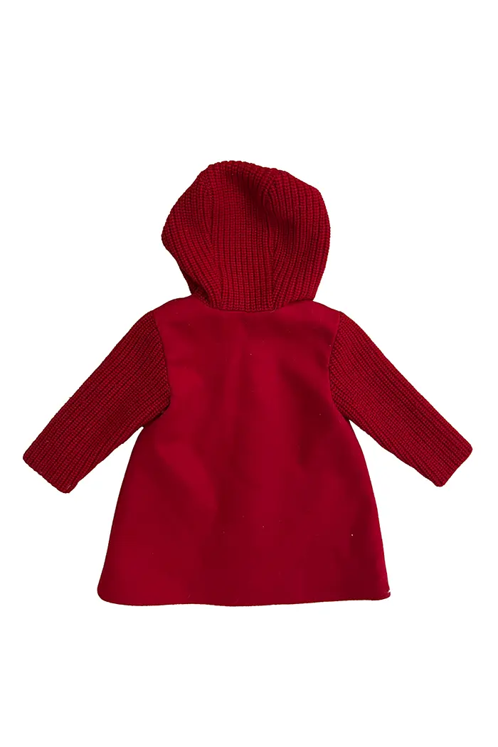 Manteau rouge Baby Dior vu de dos avec capuche et manches en maille côtelée