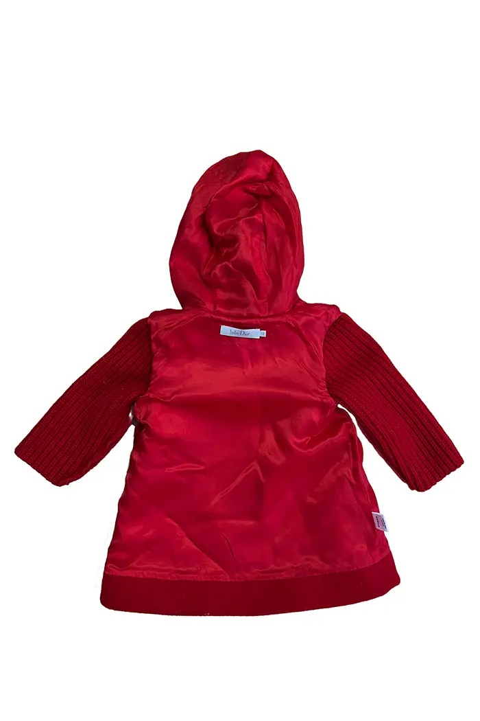 Intérieur du manteau rouge Baby Dior avec doublure satinée brillante