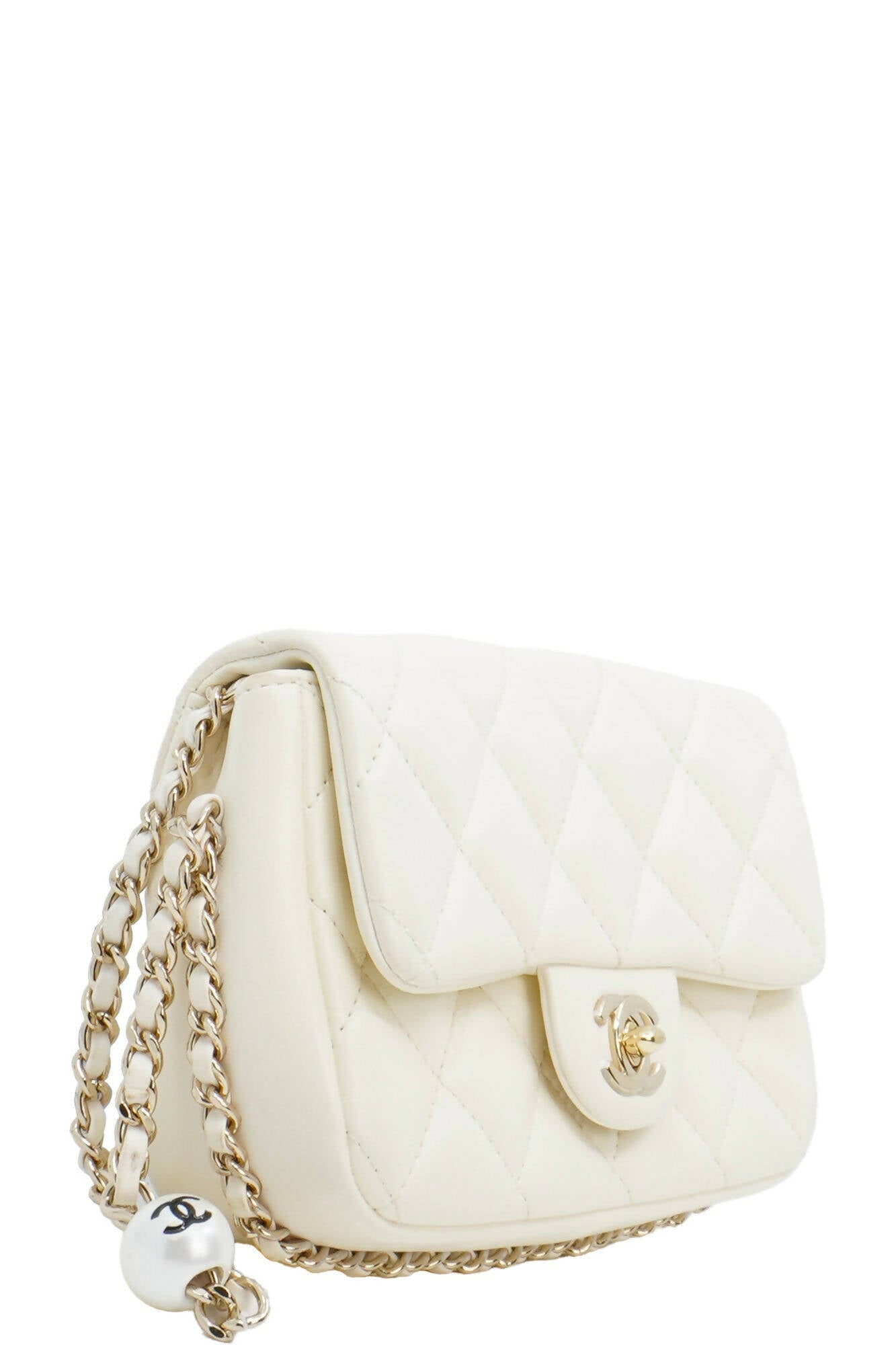 Weiße Chanel 'My Precious'-Tasche aus Lammleder mit goldenen Beschlägen, gebrauchter Artikel, Ansicht von 3/4