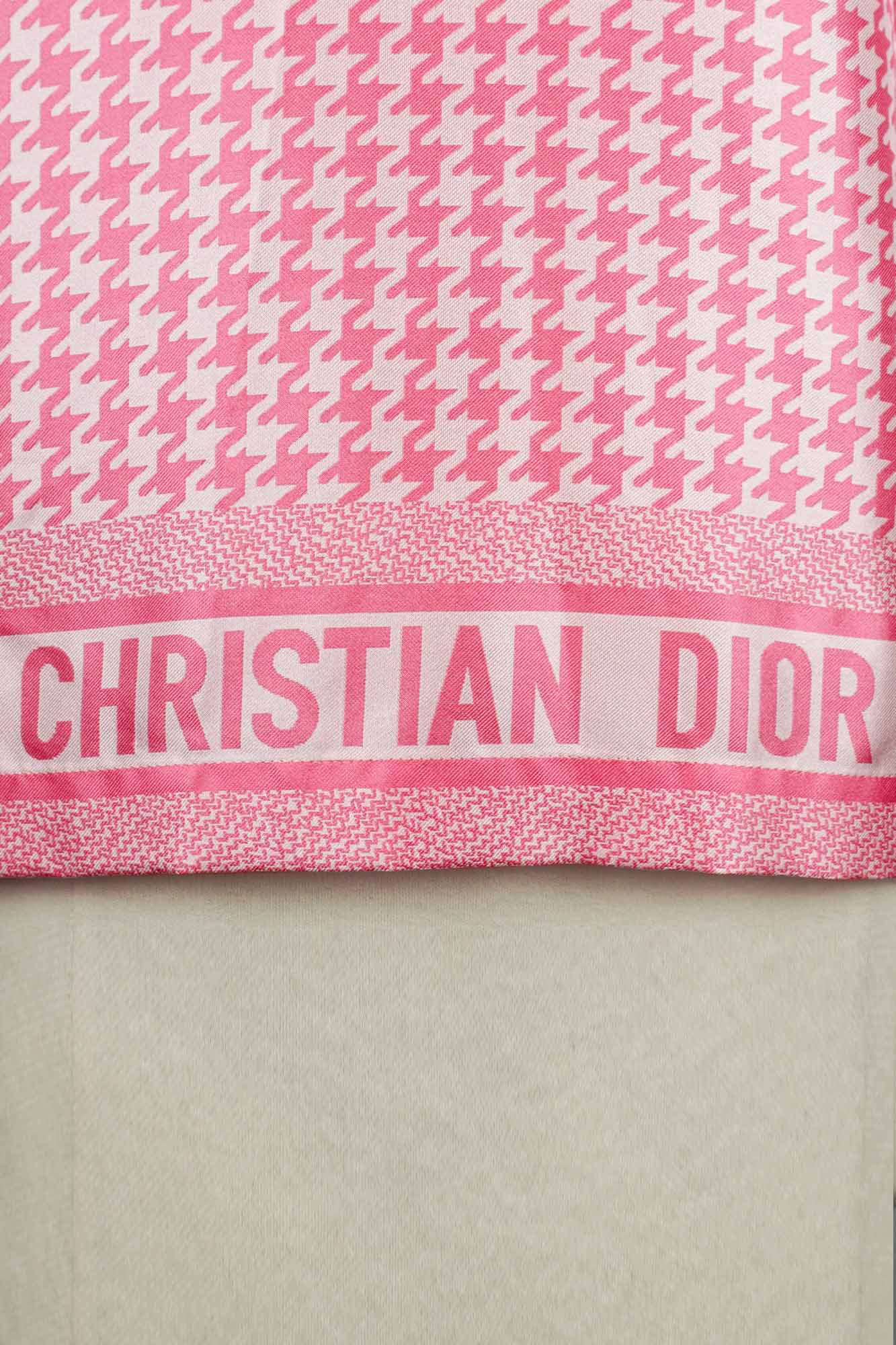 Dior Bluse aus rosafarbener Seide mit Hahnentrittmuster, gebrauchter Artikel, Zoom auf das Christian Dior