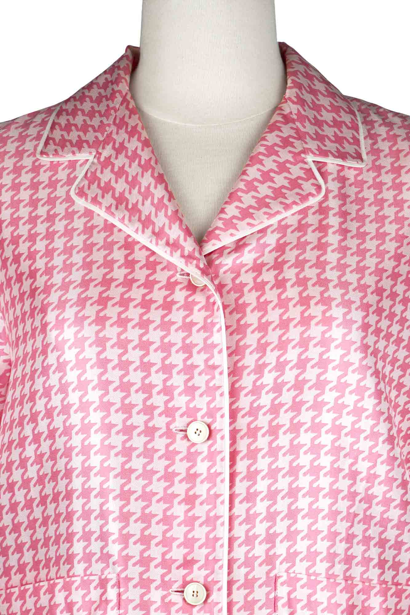 Dior Bluse aus rosafarbener Seide mit Hahnentrittmuster, Second-Hand-Artikel, Zoom auf den Kragen und die Knopfleiste