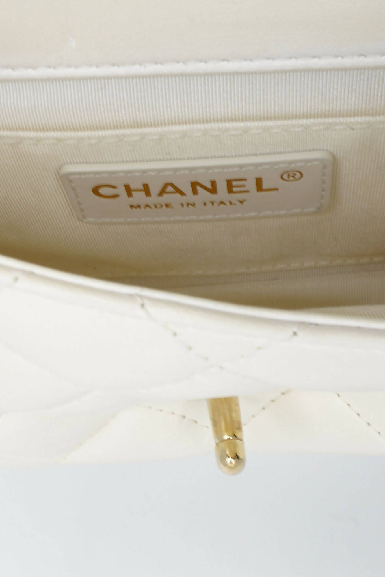 Weiße Chanel 'My Precious' Tasche aus Lammleder mit goldenen Beschlägen, gebrauchter Artikel, zoom das Chanel Etikett