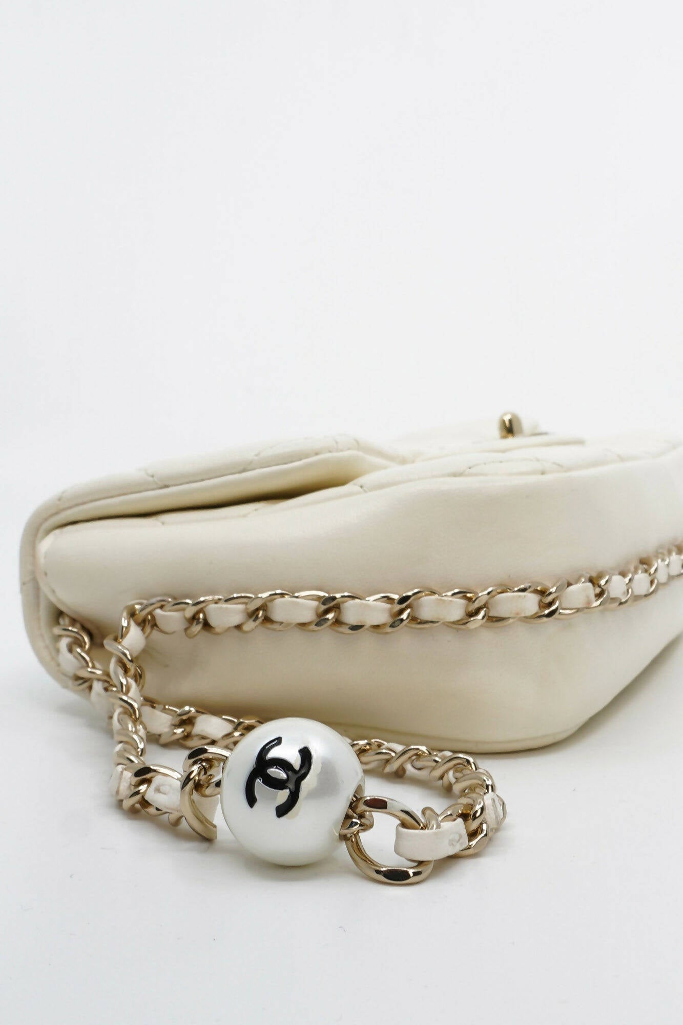 Weiße Chanel 'My Precious'-Tasche aus Lammleder mit goldenen Beschlägen, gebrauchter Artikel, andere Ansicht der Tasche