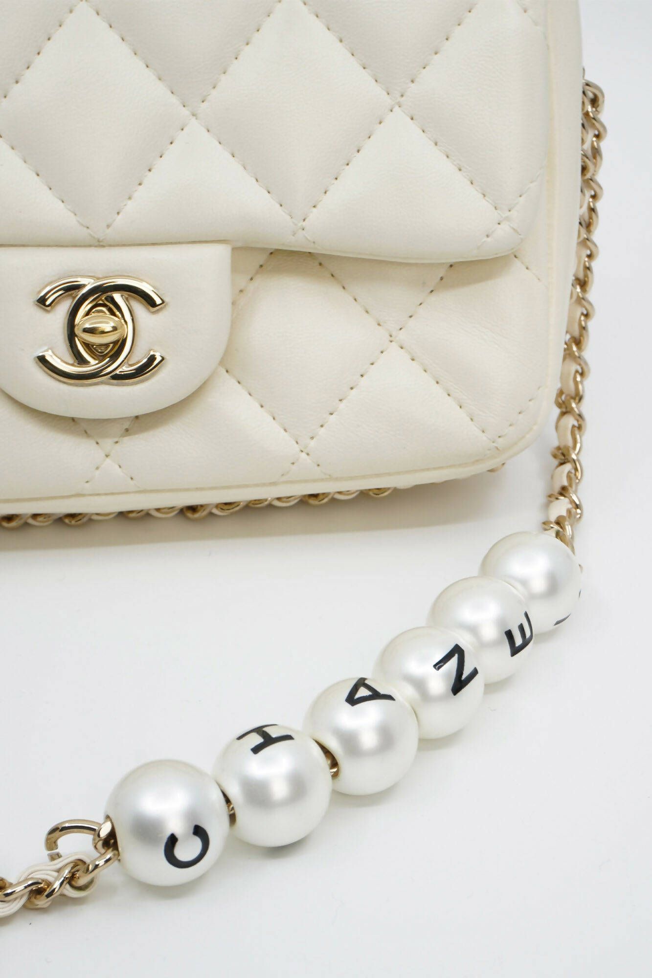 Weiße Chanel 'My Precious'-Tasche aus Lammleder mit goldenen Beschlägen, gebrauchter Artikel, Zoom auf die Perlen
