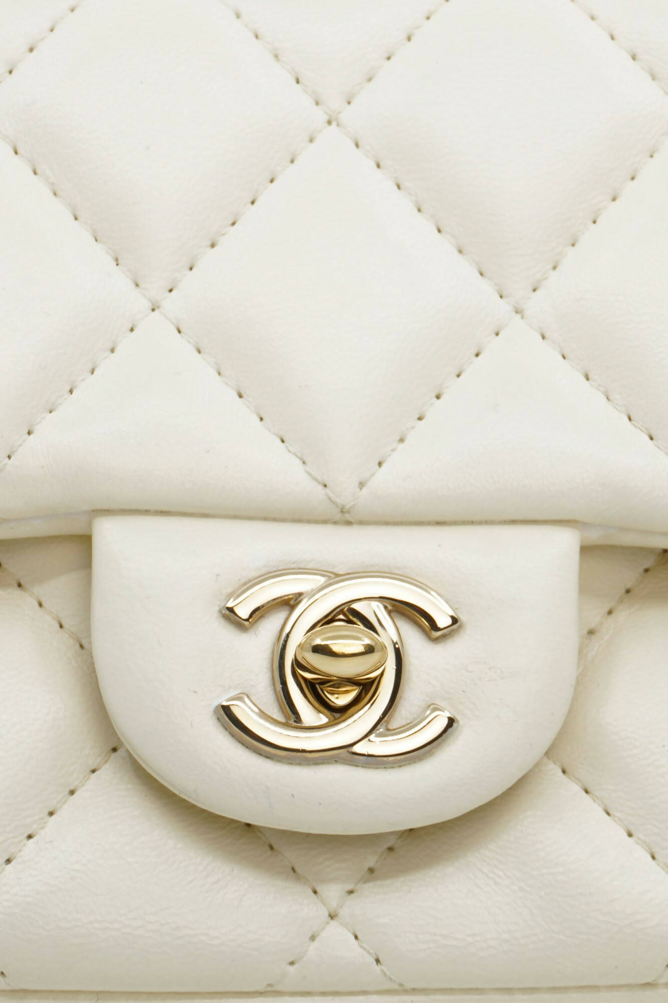 Weiße Chanel 'My Precious' Tasche aus Lammleder mit goldenen Beschlägen, gebrauchter Artikel, Zoom auf den Verschluss mit dem emblematischen CC