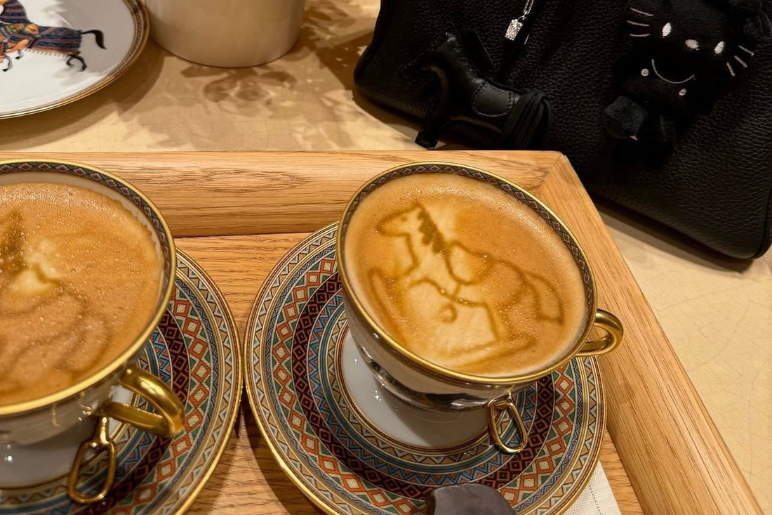Deux tasses Hermès avec un cheval dessiné en coffee art – clin d’œil raffiné à l’univers Reench dans l’interview What the Reench ?