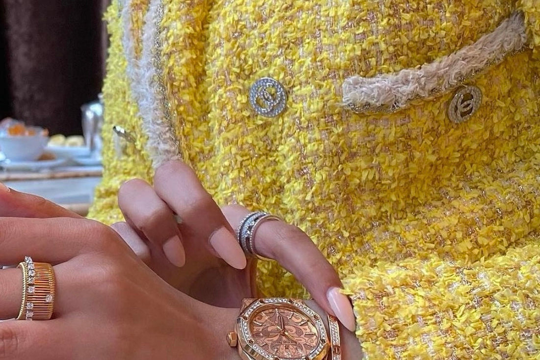 Junge Frau inChanel  Jacke  aus gelbem Tweed - erhalten Sie 15% Rabatt auf Ihren ersten Einkauf Reench