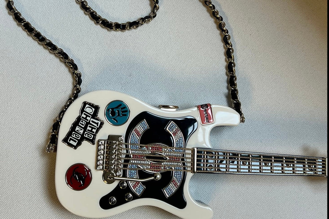 Guitare minaudière Chanel – pièce de collection rare à découvrir dans la sélection Reench