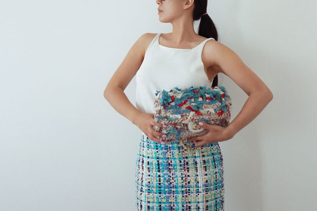 Silueta de la colección Chanel Crucero París-Cuba 2017 - Falda tweed, camiseta de tirantes blanca a juego y bolso Chanel Classic.