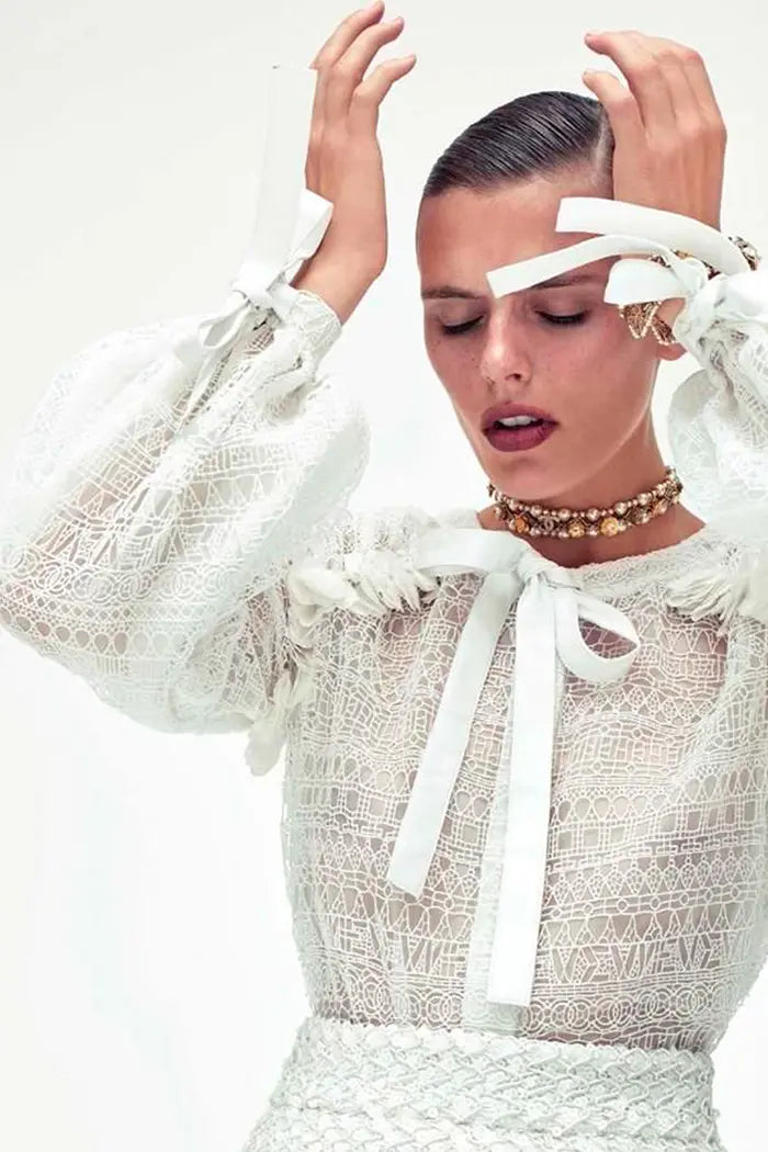Blusa Chanel Guipure blanca con ascot, usada por una modelo, segunda mano