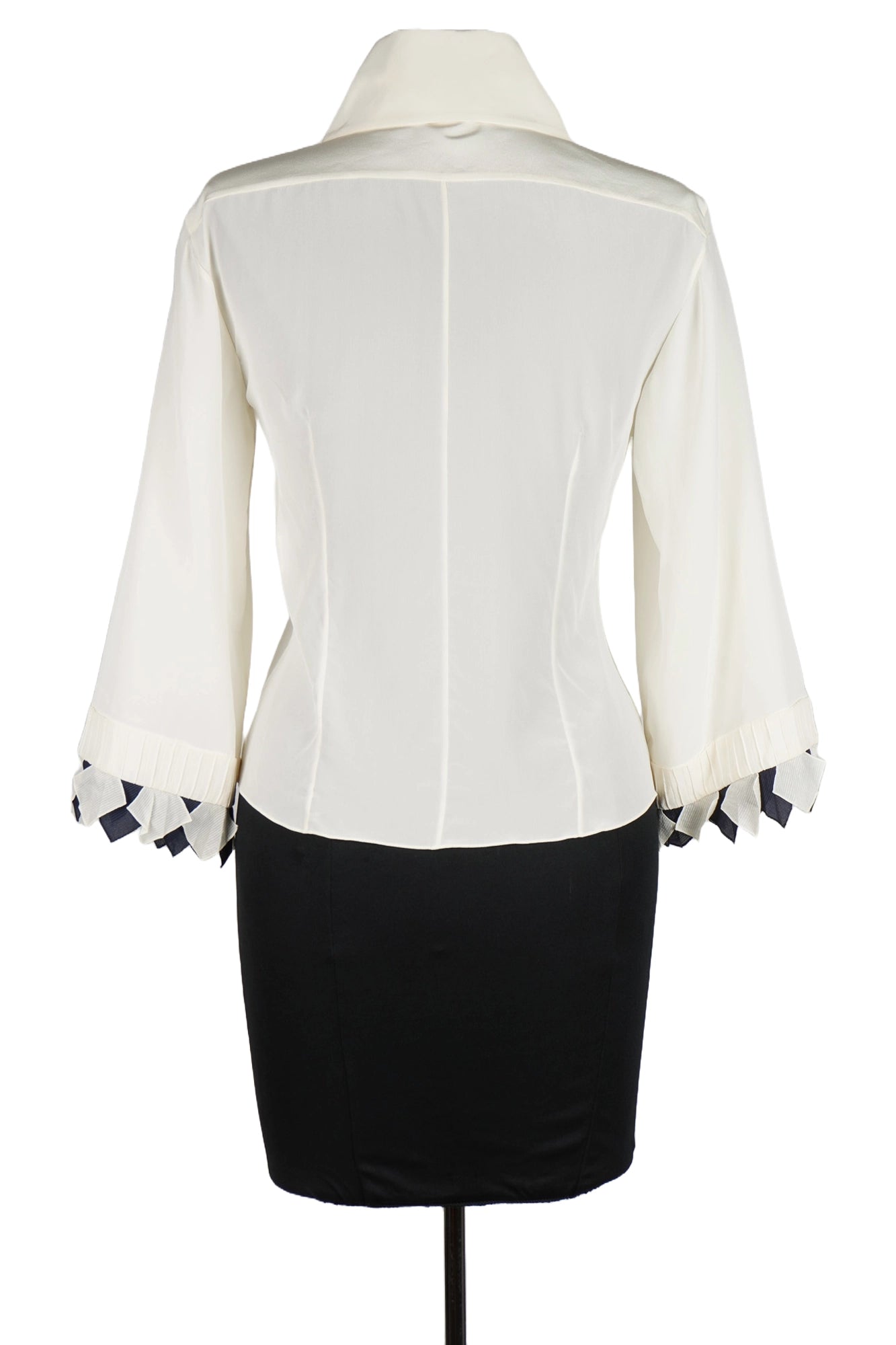 Back view of silk Chanel blouse. Reference 1000002. Preloved luxury, Reench.