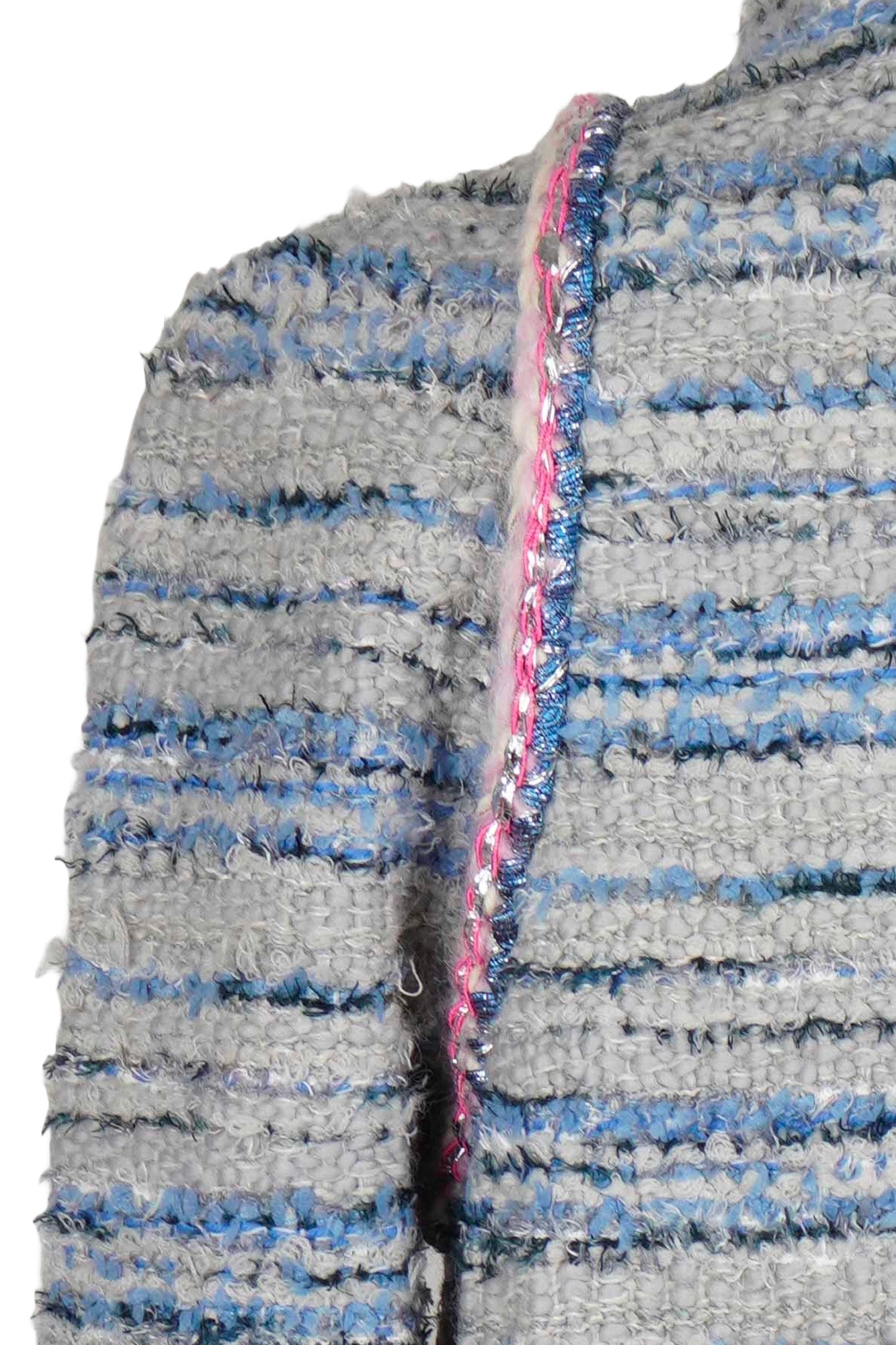 Close-up of detail multicolor tweed jacket Chanel. Reference 1000003. Reench preloved.