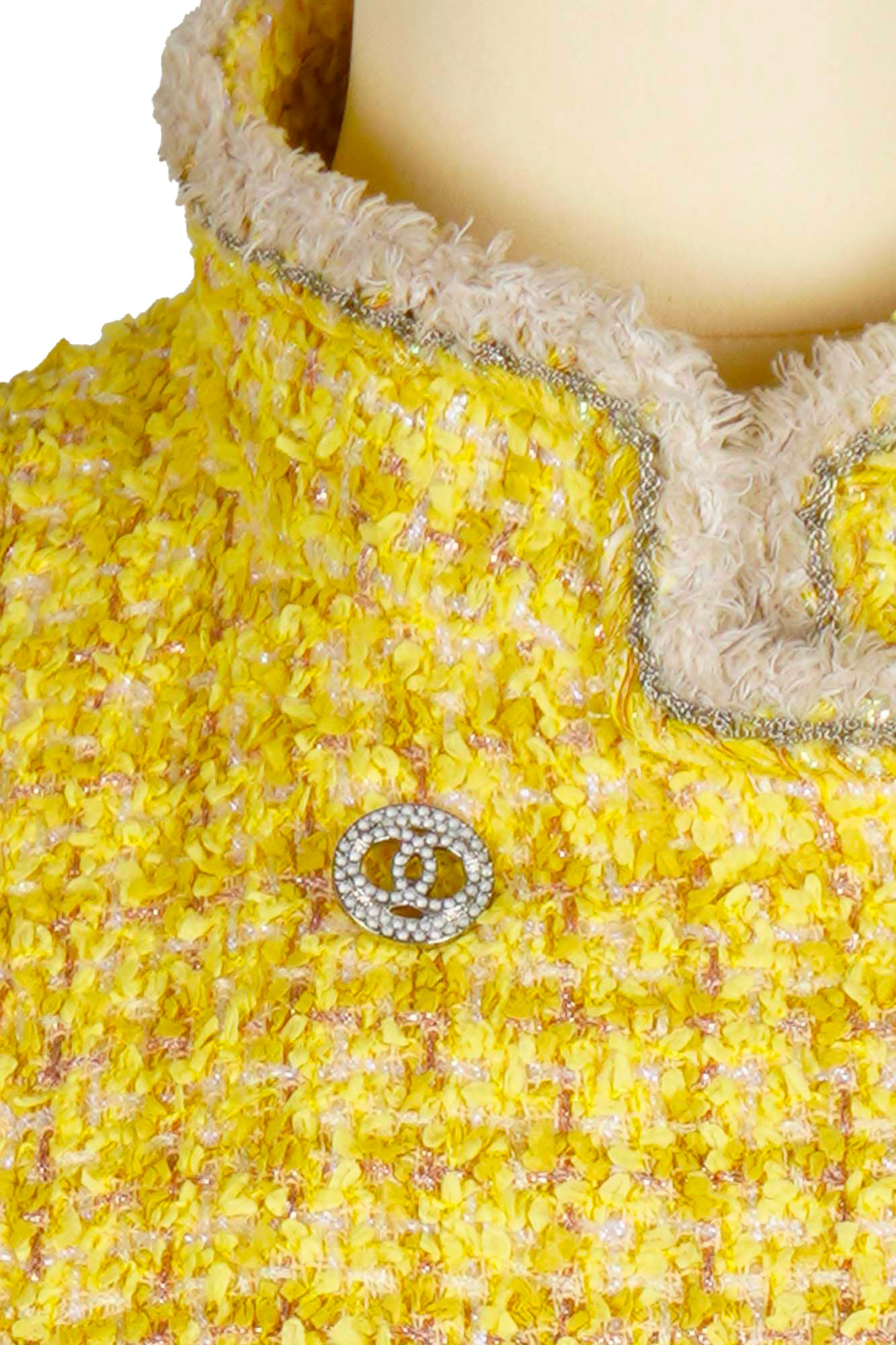 Close-up of the collar and double CC button, Chanel yellow jacket, reference 1000004. Preloved Reench.